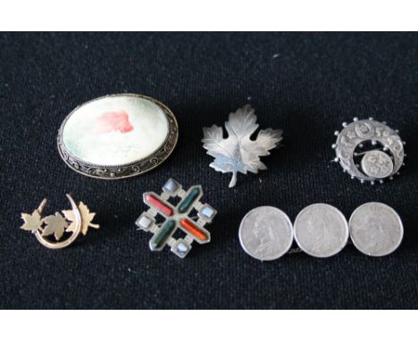 SILVER BROOCHES - a collection of x6 silver brooches to include a sterling silver maple leaf, a crescent moon and sun style p
