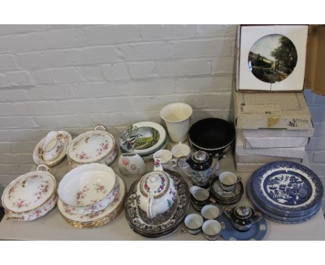 CROCKERY - a collection of crockery to include a number of Victoriana Rose Paracon fine bone china items to include x6 plates