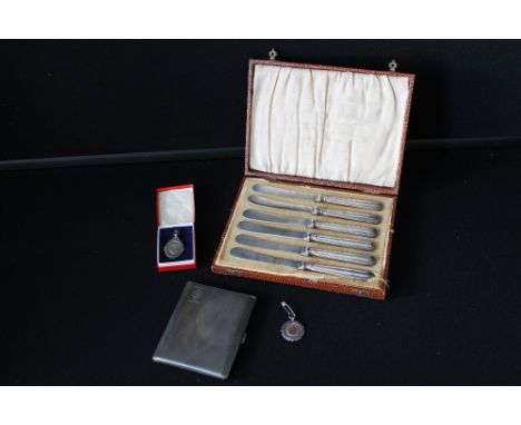 SILVER - a collection of silver items to include a Birmingham cigarette case marked AS dated K, a set of x6 knives with silve