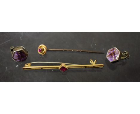 Jewellery - an Edwardian vibrant red spinel 9ct gold bar brooch, stamped 9ct; a similar stick pin;  a pair of hexagonal Blue 