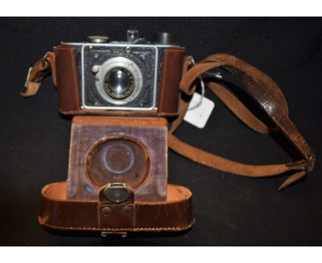 Photography - A Foth Derby I camera, Foth Anastigmat f2.5, 50mm lens, leather case. c. 1931 Condition Report: Self timer leve