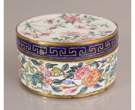 A SMALL GOOD QUALITY 18TH CENTURY CHINESE QIANLONG PERIOD CANTON ENAMEL CIRCULAR BOX & COVER, the cover decorated with loose 