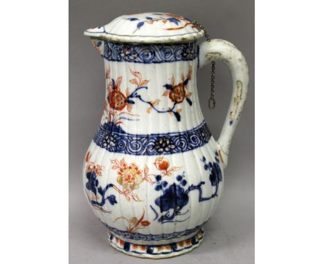 AN EARLY 18TH CENTURY CHINESE IMARI KANGXI PERIOD FLUTED PORCELAIN JUG & COVER, the cover with a metal link chain, the sides 