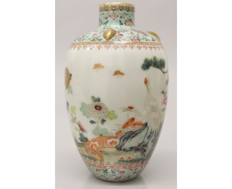 A FINE QUALITY EARLY 20TH CENTURY CHINESE REPUBLIC PERIOD FAMILLE ROSE PORCELAIN VASE BEARING A HONGXIAN SEAL MARK, the sides