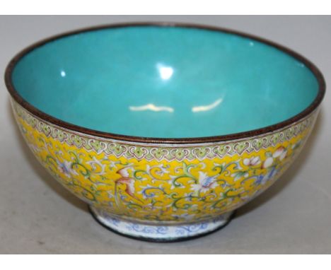 A FINE QUALITY CHINESE YELLOW GROUND CANTON ENAMEL BOWL, the interior turquoise, the sides decorated in fine detail with bats