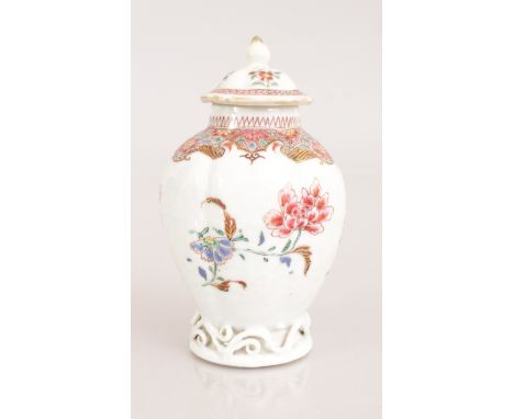 AN 18TH CENTURY CHINESE QIANLONG PERIOD FAMILLE ROSE PORCELAIN TEA CADDY & COVER, the fluted sides painted with loose floral 