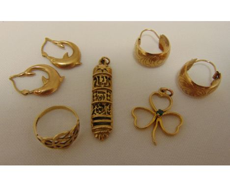 A quantity of 9ct gold jewellery to include a ring, pendants and earrings, approx total weight 11.4g (5)