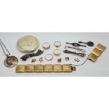 2 Ringe je GG 14ct. z.T. mit kleinen Brillanten, 2 Ringe je GG 8ct. z.T. mit Diamant und wohl Rubin,