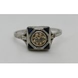 1 Damenring WG 18ct. Art déco mit Solitärbrillant getönt wohl ca. 0,5ct. ca. D 5mm, wohl dreiecksför