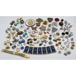 1 Konv. Schmuck Mode/Metall u.a., z.T. mit Granate, Halbedelsteinen, u.a., je Asp./Gsp. im Karton