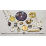 1 Nugget und 3 Schmuckteile je GG 8ct., 4 Teile Silberschmuck sowie 1 Konv. Schmuck Mode/Metall, je