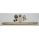 1 Damenring GG 14ct. mit Altschliffbrillant wohl ca. 0,48ct., ca. D 5mm, und 2 grünen Edelsteinen,