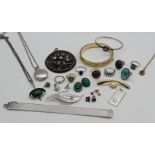 1 Konv. Schmuck je GG 8ct. (7 Teile) z.T. mit Opalen, 1 Konv. Schmuck Silber (ca. 20 Teile) sowie 1