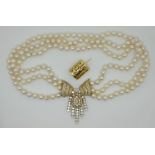 1 dreisträngiges Perlcollier ca. D 6,5mm, Verschluss GG 18ct. mit vielen kleinen Brillanten lt. Rech