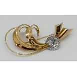1 Brosche GG/WG 14ct. zentral mit 1 Altschliffbrillant wohl lt. EL und Schablone ca. 0,5ct., ca. D 5