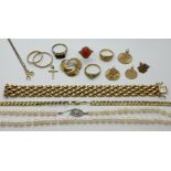 1 Perlenkette Verschluss WG 18ct. ca. D 6mm, 1 Konv. Schmuck je GG 8ct. z.T. mit Koralle, je Asp./Gs