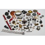 1 Konv. Schmuck Silber (ca. 25 Teile) z.T. mit Granate, Mode/Metall u.a., z.T. mit Korallen, je Asp.