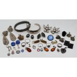 1 Konv. Schmuck wohl vollständig Silber, min. Finnland, min. Bernstein, je Asp./Gsp. in der Schatull