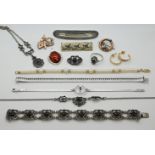 1 Perlarmband Verschluss GG 14ct., 1 Konv. Schmuck/Haarspange je Silber z.T. Trachtenschmuck (ca. 8