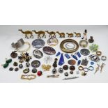 1 Konv. Schmuck u.a., z.T. mit Halbedelsteinen, Kunststoff, u.a., in der Holzschatulle, je Asp./Gsp.