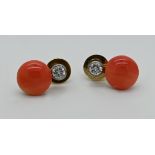 1 Paar Ohrstecker GG/WG 18ct. je mit 1 Solitärbrillant wohl ca. 0,2ct. und je 1 runden Koralle,