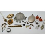 1 Paar Ohrringe GG 8ct. mit Granate, Biedermeierschmuck Schaumgold u.a., 1 Konv. Schmuck Mode/Metall