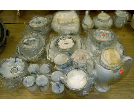 An extensive Wedgwood bone china tea and dinner service in the Osborn pattern R4699   Condition Report / Extra Information  S