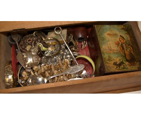 A small beech box and contents to include; costume jewellery, ladies mother of pearl compact, pocket knife etc 