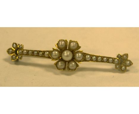 An early 20th century high carat yellow metal and seed pearl bar brooch, 5cm