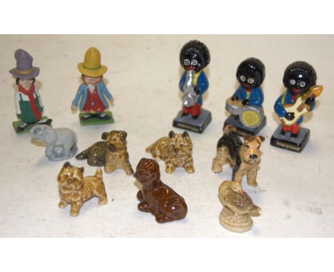 A collection of assorted loose and boxed Wade Whimsies; together with various Robertson's musician figures