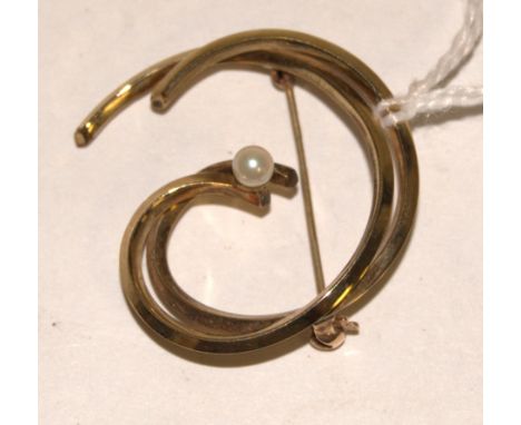 A modern 9ct gold and cultured pearl set pin brooch, gross weight 3.1g