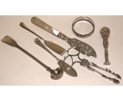 A large George III silver salt spoon, together with an early 20th century butter knife and fork, silver bladed fish knife, na