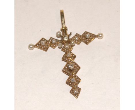 An early 20th century yellow metal seed pearl and diamond set cross pendant 4.4g, 4.8cm (including bale)