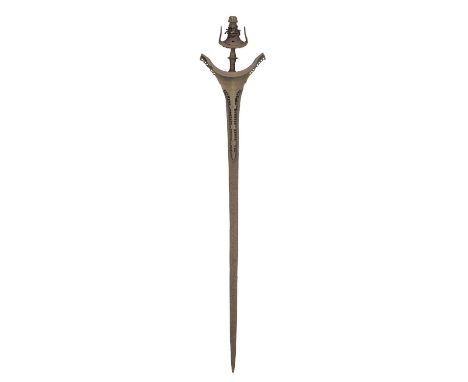 A SOUTH INDIAN SWORD, LATE 15TH/16TH CENTURY, TAMIL NADU OR TRAVANCORE with broad tapering blade of flattened-diamond section