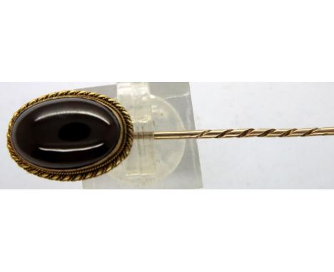 15ct gold and garnet cabochon stick pin, L: 85 mm, 4.1g. P&amp;P Group 1 (£14+VAT for the first lot and £1+VAT for subsequent