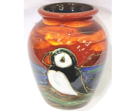 Anita Harris vase in the Puffin pattern, H: 14 cm. No cracks, chips or visible restoration. P&amp;P Group 1 (£14+VAT for the 