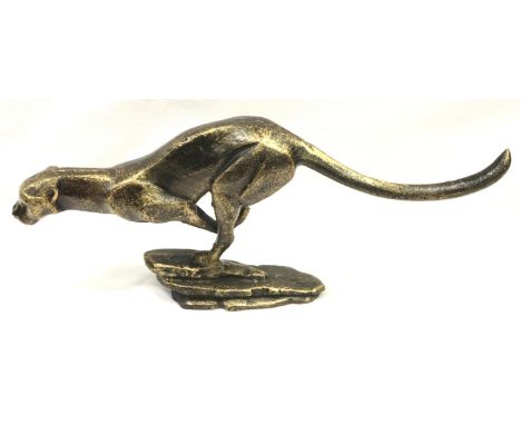 Bronzed cast iron sprinting cheetah, L: 30 cm. P&amp;P Group 2 (£18+VAT for the first lot and £3+VAT for subsequent lots) 