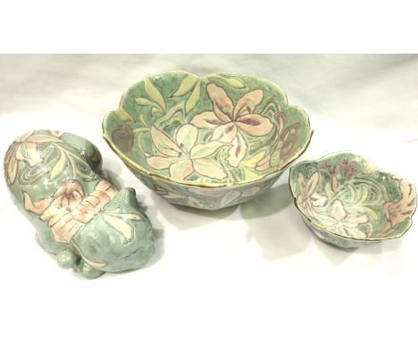 Large 20th century Chinese centre bowl, D: 25 cm, together with a recumbent cat and a small bowl. P&amp;P Group 3 (£25+VAT fo