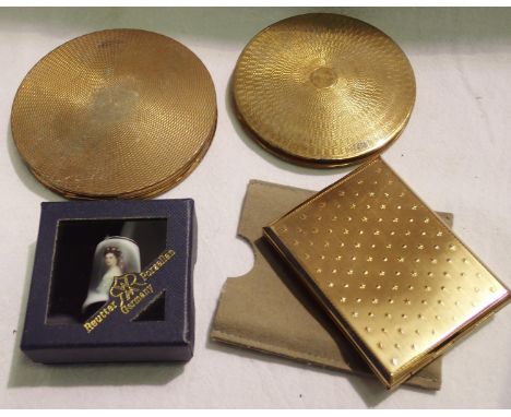 Three mixed compacts and a boxed thimble. P&amp;P Group 1 (£14+VAT for the first lot and £1+VAT for subsequent lots) 