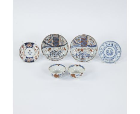 Lot of Chinese Imari saucers and cups and blue and white saucerLot Chinees Imari schoteltjes en kopjes en blauw-wit schoteltj