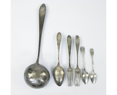 Collection of silver, soup ladle and cutlery circa 358 gramsLot zilver, soeplepel en bestek circa 358 gramL 14 - 35.5 cm