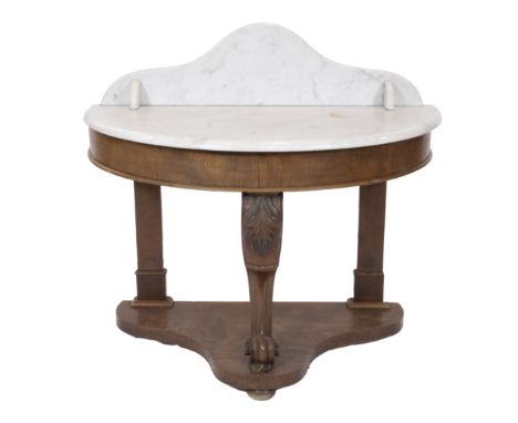Large wall console with white marble top and sculpted leg, circa 1930sGrote wandconsole met wit marmeren blad en gesculpteerd