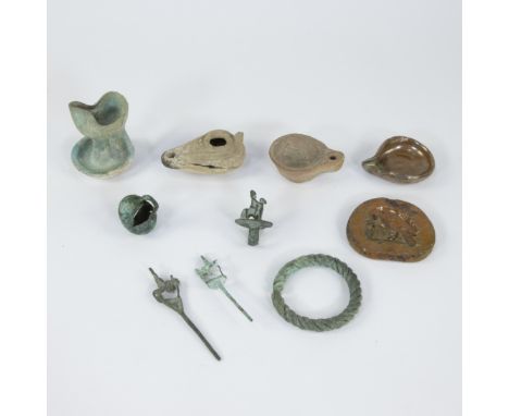 Collection of oil lamps, ring and bronze soil findsLot olielampjes, ring en bronzen bodemvondsten