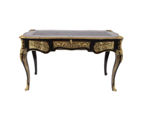 A fine Louis XV style lacquered bureau plat, decorated with gilt bronze mountsEen mooi Louis XV stijl gelakt bureau, versierd