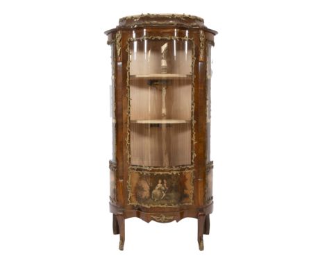 Louis XV style display case with curved glass and bronze mounts, decorated with a romantic decorVitrinekast stijl lodewijk XV