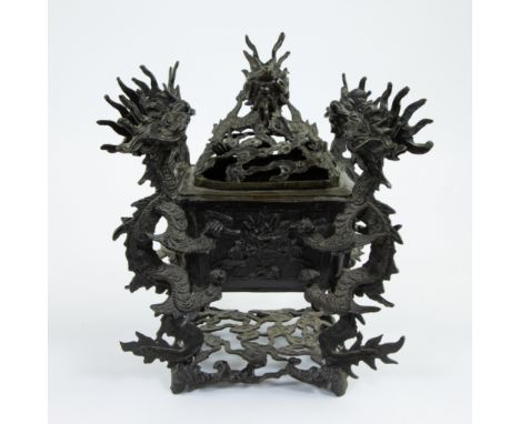 Bronze Japanese incense burner, 19th centuryBronzen Japanse wierookbrander, 19e eeuw28 x 23 x 20 cm
