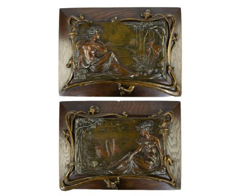 Set of 2 bronze Art Nouveau plaques in wooden frameLot van 2 bronzen Art Nouveau plaquettes in houten kader27 x 37 cm