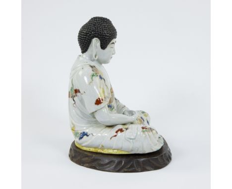 Japanese porcelain statue of a seated Buddha on wooden plinth, circa 1900sJapanse porseleinen beeld van een zittende Boeddha 