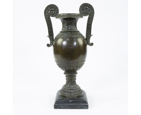 Large bronze neo-classical vase after Greek Roman example, on marble baseGrote bronzen neoklassieke vaas naar Grieks Romeins 