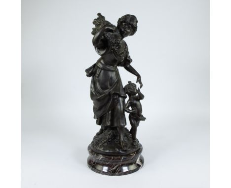 Bronze sculpture Girl with child on marble base, signed, after Auguste MOREAUBronzen beeld Meisje met kind op marmeren sokkel